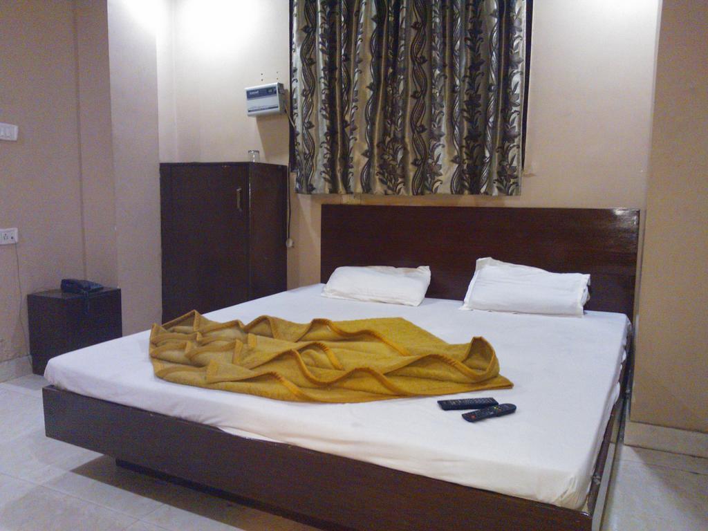 Hotel Hridey Inn Ню Делхи Екстериор снимка