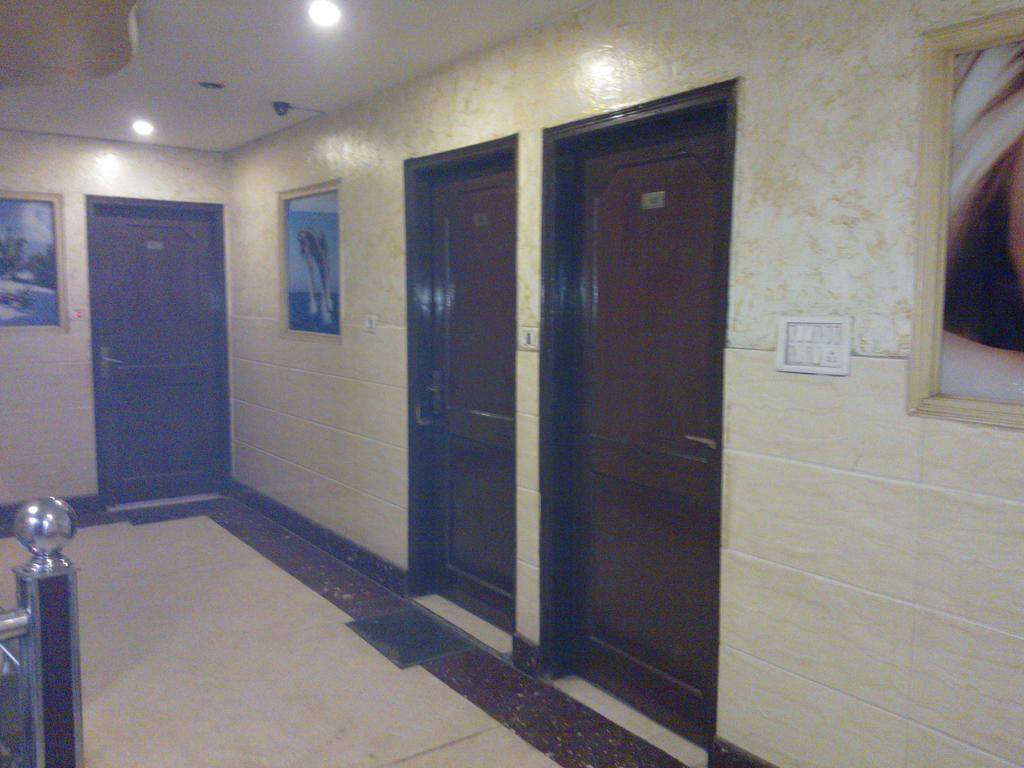 Hotel Hridey Inn Ню Делхи Екстериор снимка