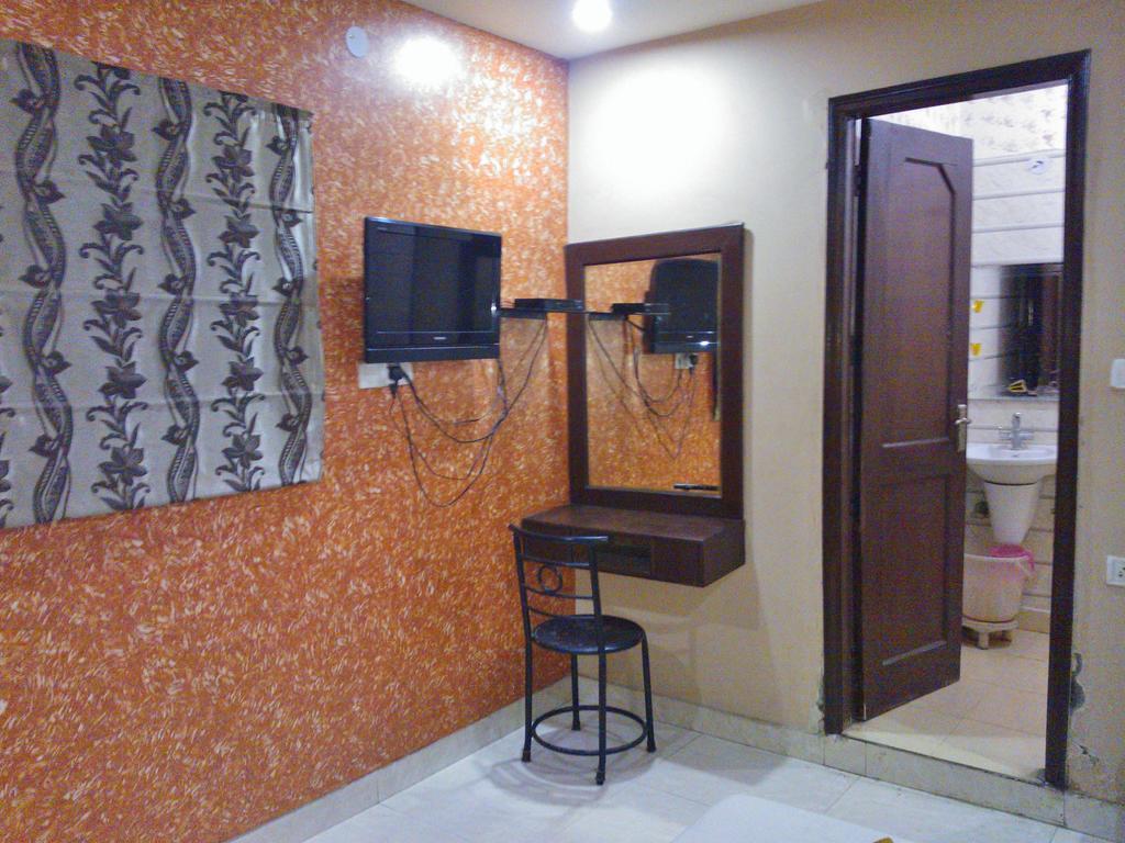 Hotel Hridey Inn Ню Делхи Екстериор снимка