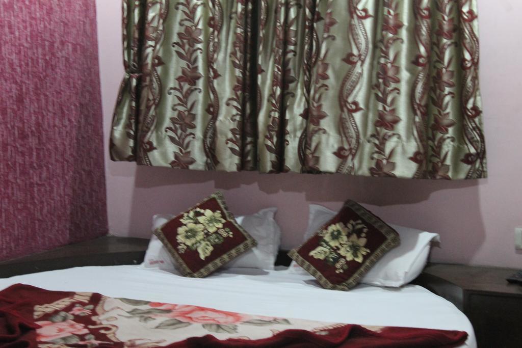 Hotel Hridey Inn Ню Делхи Екстериор снимка