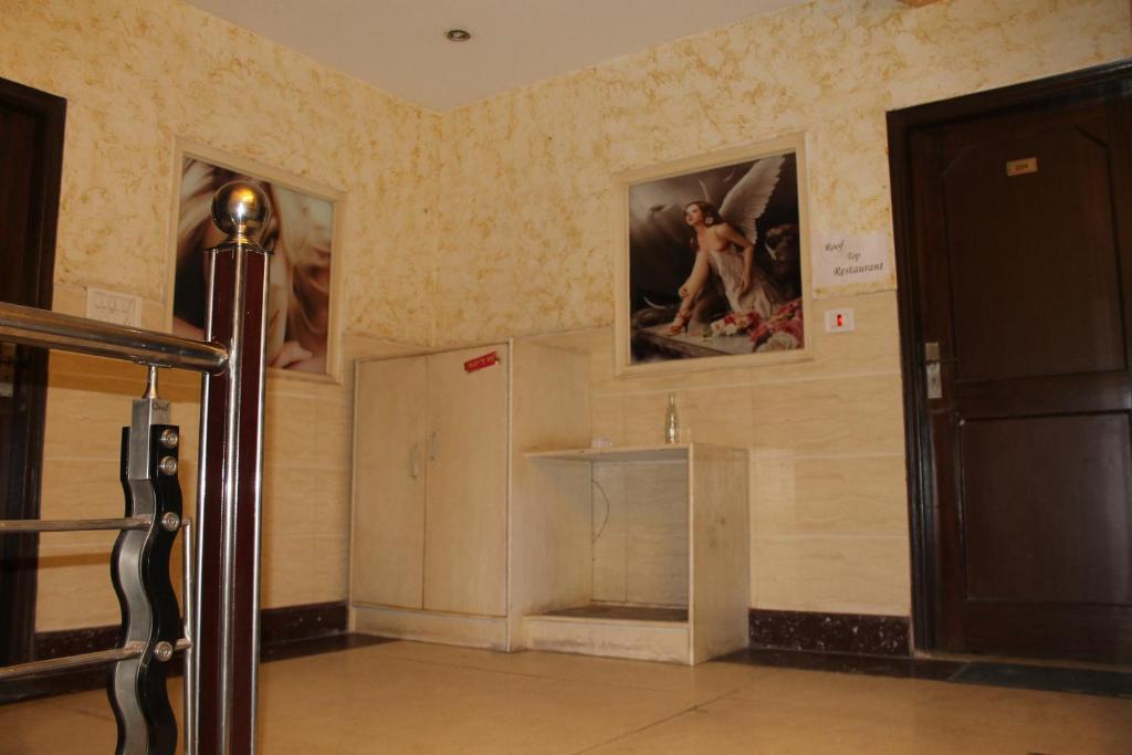 Hotel Hridey Inn Ню Делхи Екстериор снимка