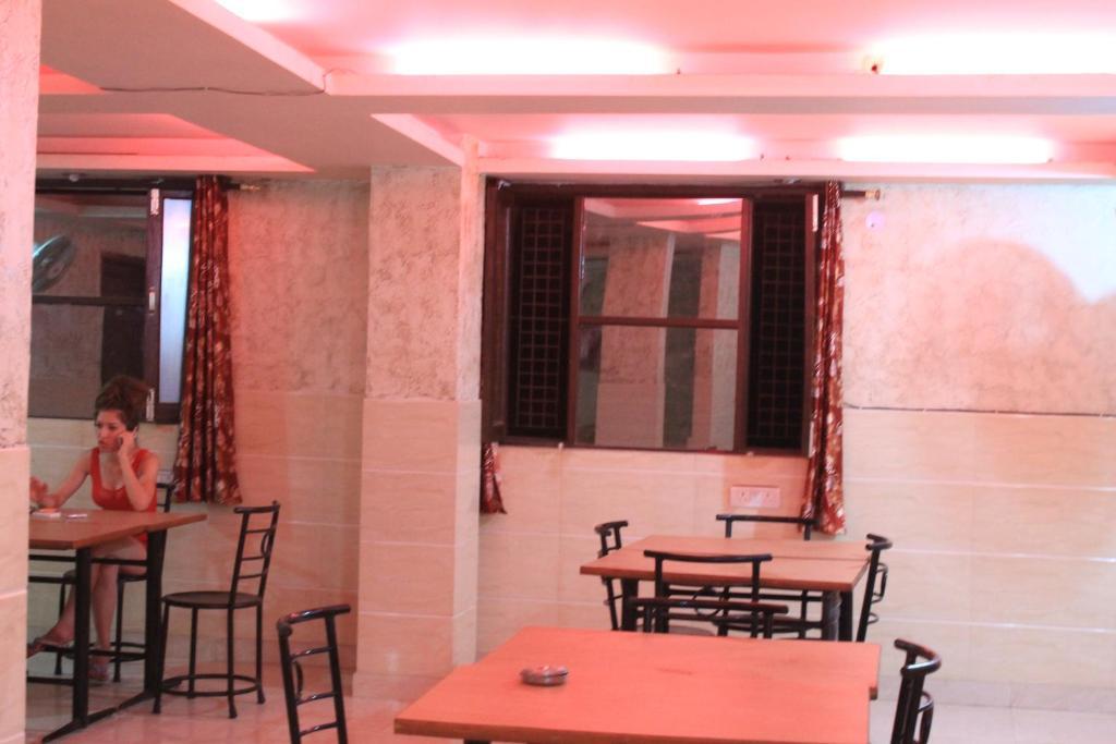 Hotel Hridey Inn Ню Делхи Екстериор снимка