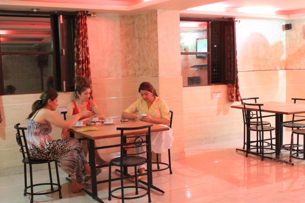 Hotel Hridey Inn Ню Делхи Екстериор снимка