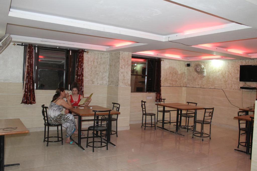 Hotel Hridey Inn Ню Делхи Екстериор снимка